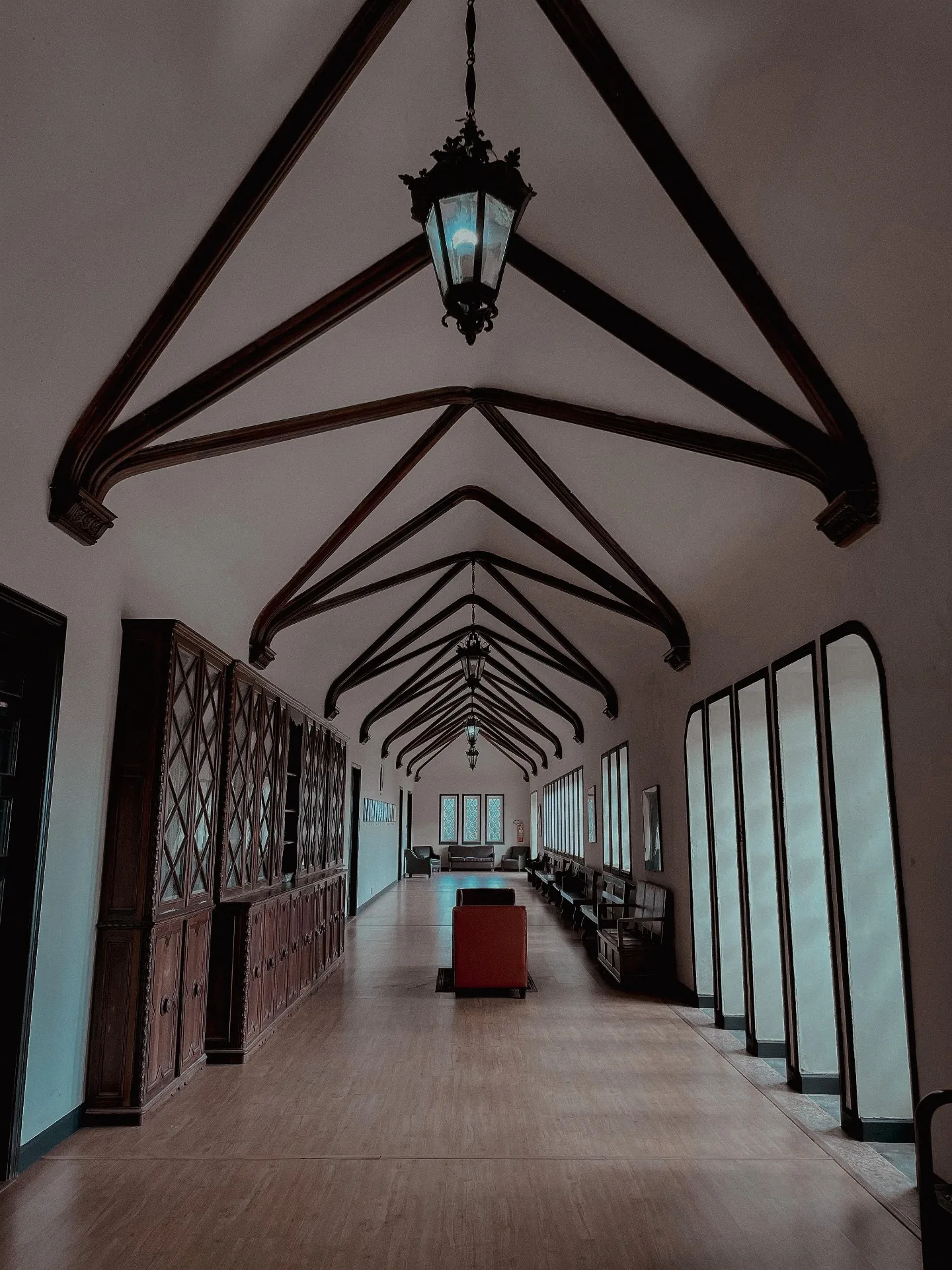 Corredor histórico com vigas de madeira